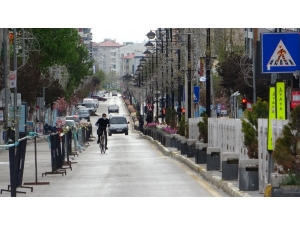 Cadde Ve Sokaklar Yeniden Sessizliğe Büründü