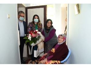 Vali Pekmez’den 103 Yaşındaki Kadına Anneler Günü Kutlaması