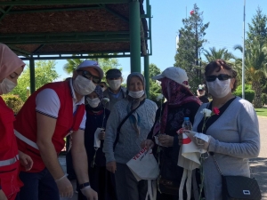 Kızılay 65 Yaş Üstü Vatandaşlara Maske Ve Dezenfektan Dağıttı
