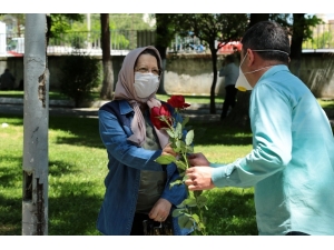 Akhisar Belediyesi Sokaklardaki 65 Yaş Ve Üzeri Anneleri Unutmadı