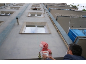 Anneler Günü Çiçeğini Balkondan Uzattığı Sepetle Aldı