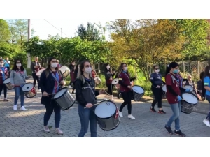 Sokakta Onları Gören Şaşırıyor