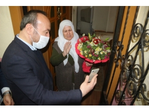 Hayatında İlk Kez Çiçek Alan Anne Gözyaşlarını Tutamadı