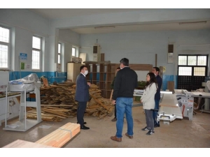 Öğrenciler Parkları Yaza Hazırlıyor