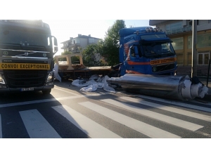 Tırdan Düşen Demir Silindir D130 Karayolu’nu Trafiğe Kapattı