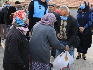 Başkan Sarı, Köylülere Ramazan Kolisi Dağıttı