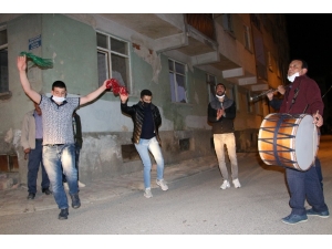 Elazığ’da Sosyal Mesafeli "Sahur Halayı" Renkli Görüntüler Oluşturdu