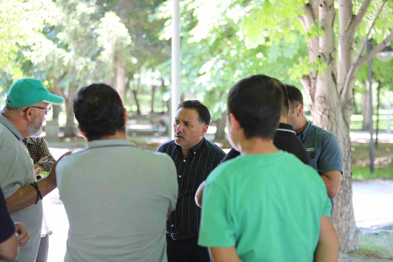 vali-cicek-vatandaslarla-bir-araya-geldi
