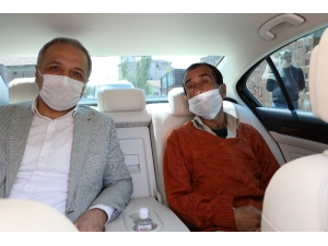 Engelli Genci Makam Aracı İle Annesinin Mezarına Götürdü