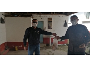 Ekmek Götürdüğü Yaşlılarla Göbek Atıp Şarkı Söylüyor