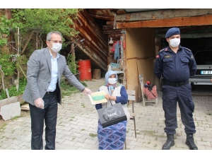 Bakan Soylu’nun Hediyelerini Kaymakam Pişkin Annelere Ulaştırdı