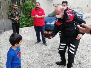 Polislerden 6 Yaşına Giren Çocuğa Doğum Günü Sürprizi