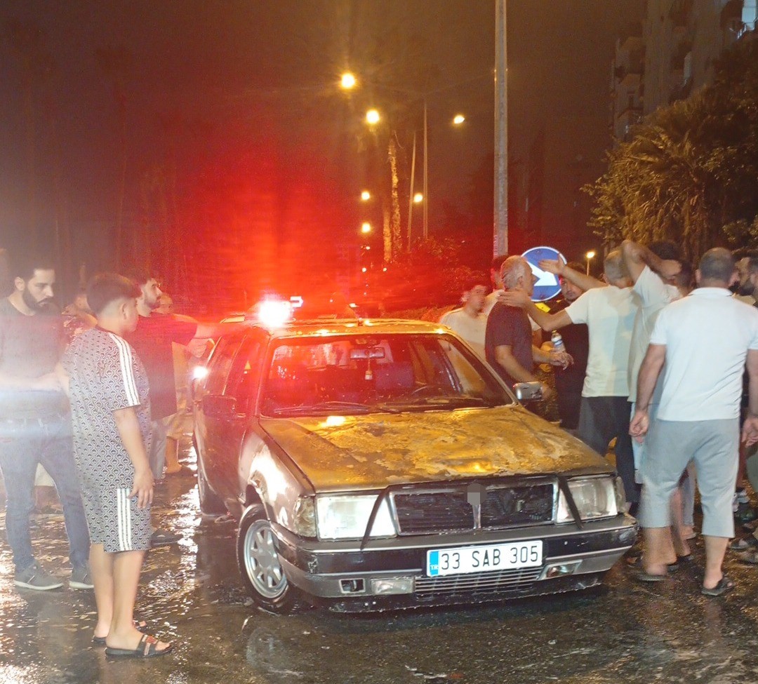 mersin-de-seyir-halindeki-otomobil-alevlere-teslim-oldu