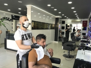 İstanbul’da Berberler Açıldı, İlk Tıraşlar Yapıldı