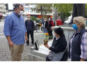 Başkan Taşdelen Anneleri Çiçeklerle Karşıladı