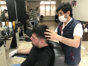 50 Gün Sonra İlk Müşterisini Alan Berber: “Sosyal Mesafeyi Koruyamıyoruz”