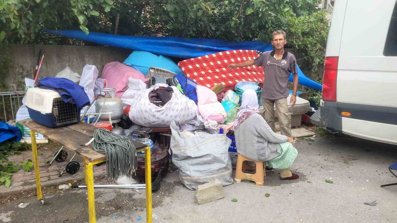 ev-sahibiyle-anlasamadiklari-icin-esyalarini-otoparka-tasiyan-aile-yeni-eve-yerlestirildi