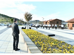 Roman Sanatçılar Anneler İçin Çalıp Söyledi