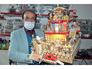 Evden Çıkamayan Adam Hayalindeki Evin Maketini Yaptı