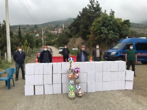 Muhtarlardan Karantinaya Alınan Mahalleye Gıda Desteği