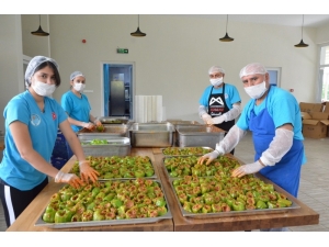 Aşhanede Yemekler Türkülerle Pişiriliyor