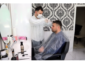 Berber Ve Kuaförler Kepenk Açtı, Tıraş Olan Vatandaşların Yüzü Güldü