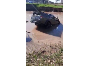 Köprü Yerine Irmaktan Geçmeyi Denedi, Balçığa Saplanan Araç Güçlükle Kurtarıldı