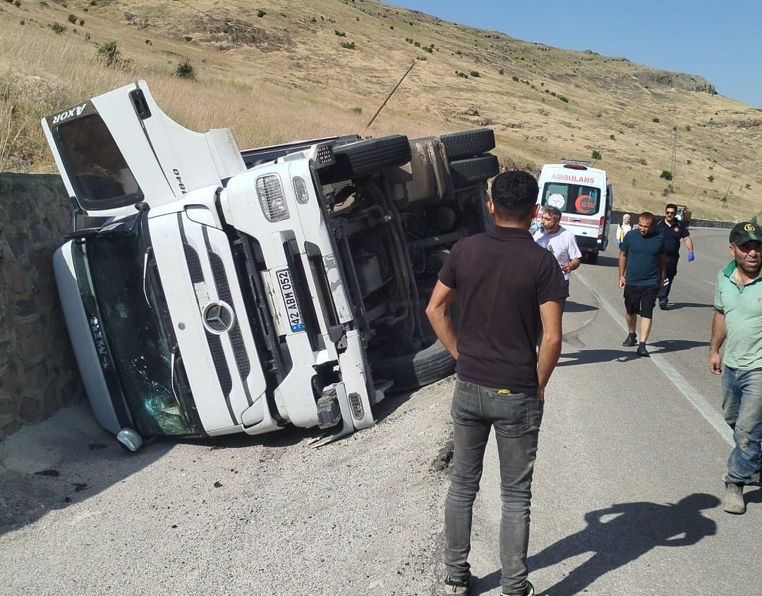 malatya-da-kontrolden-cikan-tir-devrildi