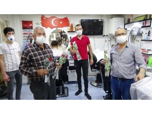 Berberlere Çiçekli Alkışlı Karşılama