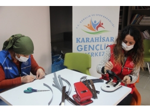 Mobilyada Kullanılan ’Jumbo’ İle 5 Dakikada Siperlikli Maske Üretiyorlar