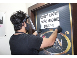 Kuaförler “ Korona Virüs Nedeniyle Kapalıyız” Yazılarını Sökerek Yeniden Açıldı