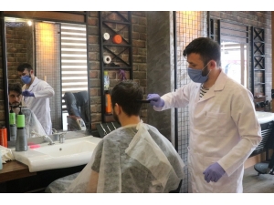 Bolu’da, Berberler 50 Gün Sonra Müşterilerine Kapılarını Açtı