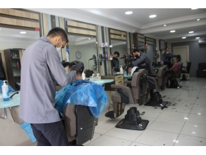 Uşak’ta Berber Ve Kuaförler İş Başı Yaptı