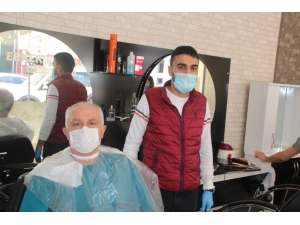 Kuaförler Müşterileriyle Buluştukları İçin Sevinçli