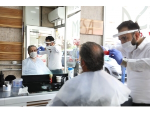 Başkan Palancıoğlu Hem Tıraş Oldu, Hem Siperli Maske Dağıttı