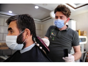 50 Gün Sonra Müşterilerine Kavuşan Berberler Mutlu