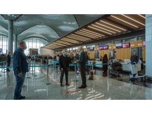 Havaalanında Kuyruklar Ve Oturma Alanlarına Sosyal Mesafe Ayarı