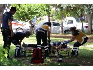 Parkta Hareketsiz Yatan Adamın Başında "Ölü-diri" Tartışması