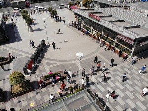 Alışveriş Merkezinin Önünde Metrelerce Kuyruk Oluştu