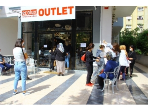 Firma Yetkilileri Satışı Bırakıp, Sosyal Mesafeyi Korumaya Çalıştı