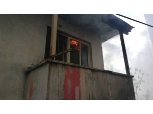 Alev Alev Yanan Ev Küle Döndü