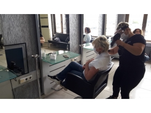 Zonguldak’ta Berber Ve Kuaförler Mesaiye Başladı