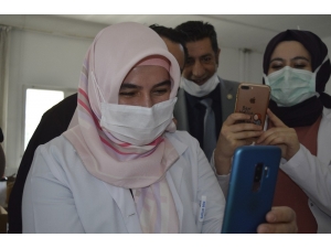 İki Aydır Yanına Gidemediği Oğlunun Doğum Gününü Sağlık Ocağında Kutladı