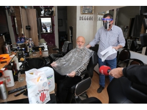 Ümraniye’de Berber Ve Kuaförlere Hijyen Seti Dağıtıldı