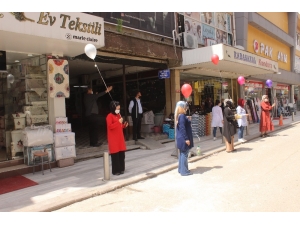 Kuaför Ve Berberlerin Açılışını Esnaf Balon Uçurarak Kutladı