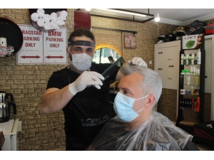 İzmir’de Berber Ve Kuaförler Yeniden Faaliyete Geçti