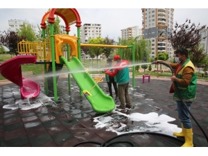 Karaköprü’de Parklar Çocuklar İçin Hazırlanıyor