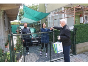 Belediye Başkanı Yüksel Kapı Kapı Gezerek Maske Dağıttı