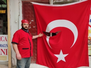 İş Yerinde Asılı Türk Bayrağını Yırttılar