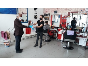 Çaldıran Belediyesinden Berber Ve Kuaförlere Maske Ve Eldiven Desteği